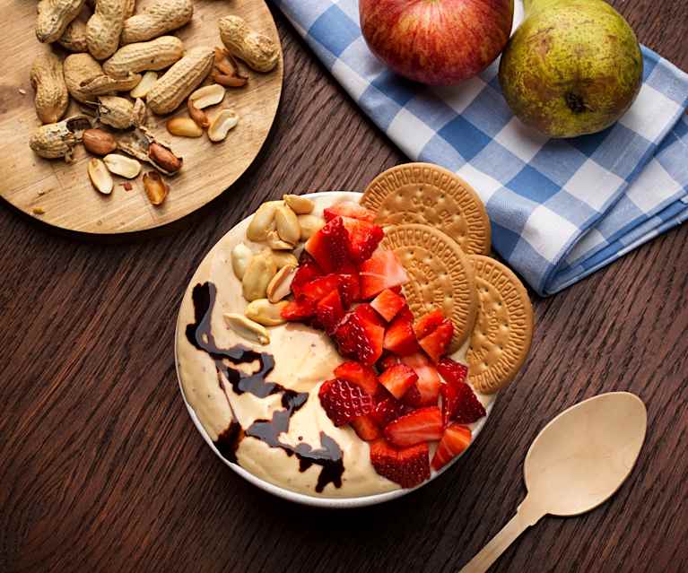 Smoothie bowl de pera, manzana, galletas y mantequilla de cacahuetes Smoothie bowl de pera, manzana, galletas y mantequilla de cacahuetes