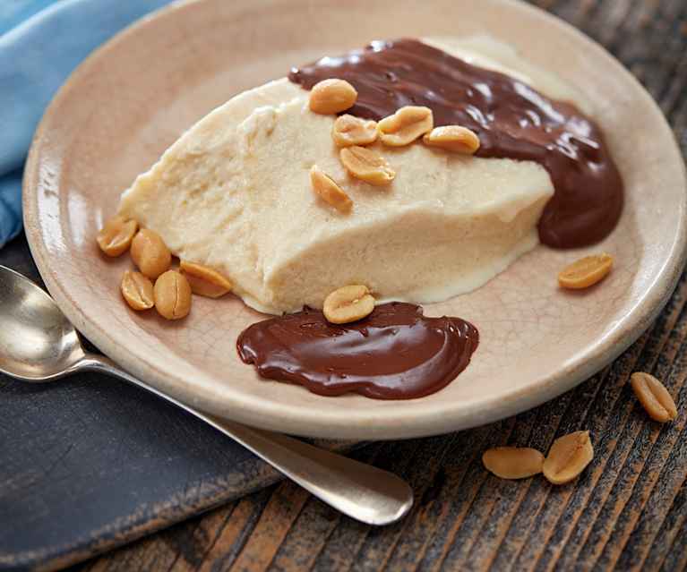 Halva-Eis mit Schokoladensauce und Erdnüssen Halva-Eis mit Schokoladensauce und Erdnüssen