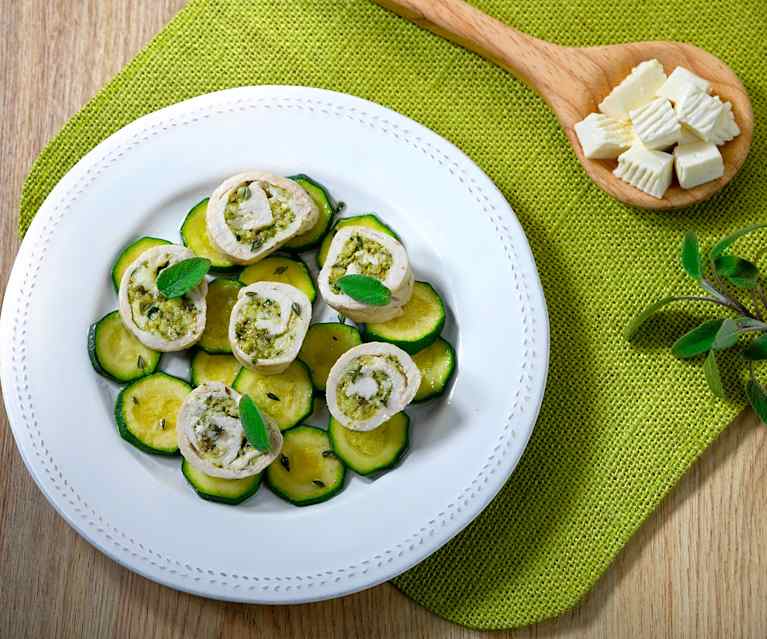 Involtini di pollo ripieni di primo sale alle erbe aromatiche Involtini di pollo ripieni di primo sale alle erbe aromatiche