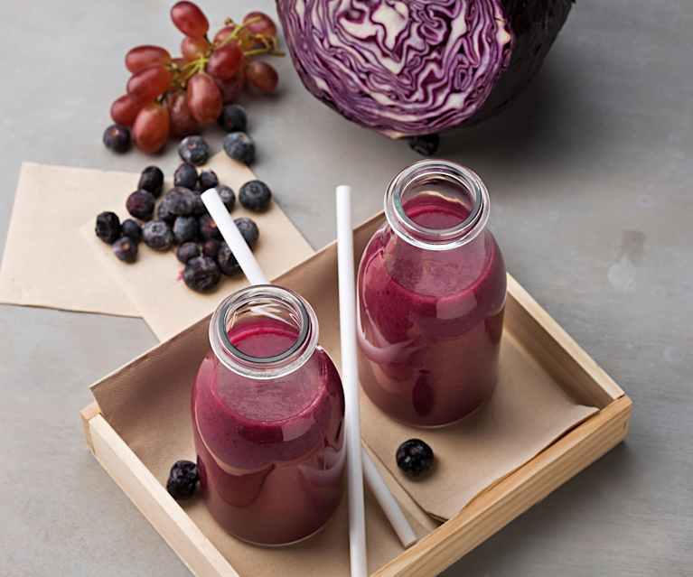 Smoothie morado de uvas, lombarda y arándanos Smoothie morado de uvas, lombarda y arándanos