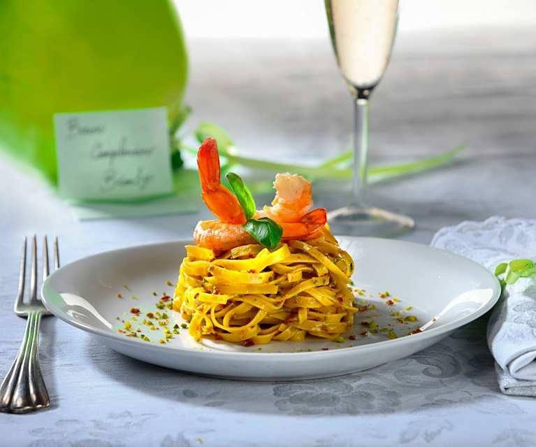 Tagliolini allo zafferano con mazzancolle e pistacchi Tagliolini allo zafferano con mazzancolle e pistacchi