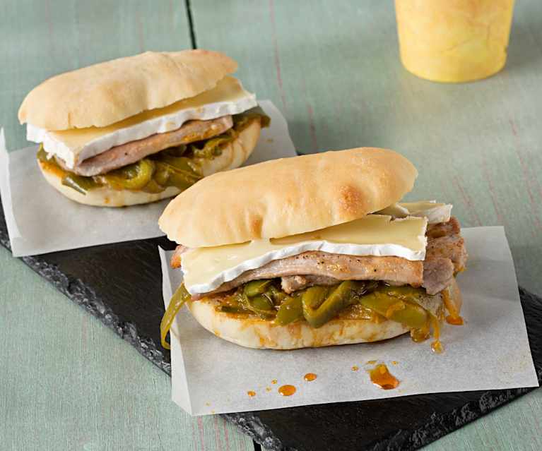 Molletes de solomillo ibérico, queso camembert y pimientos Molletes de solomillo ibérico, queso camembert y pimientos