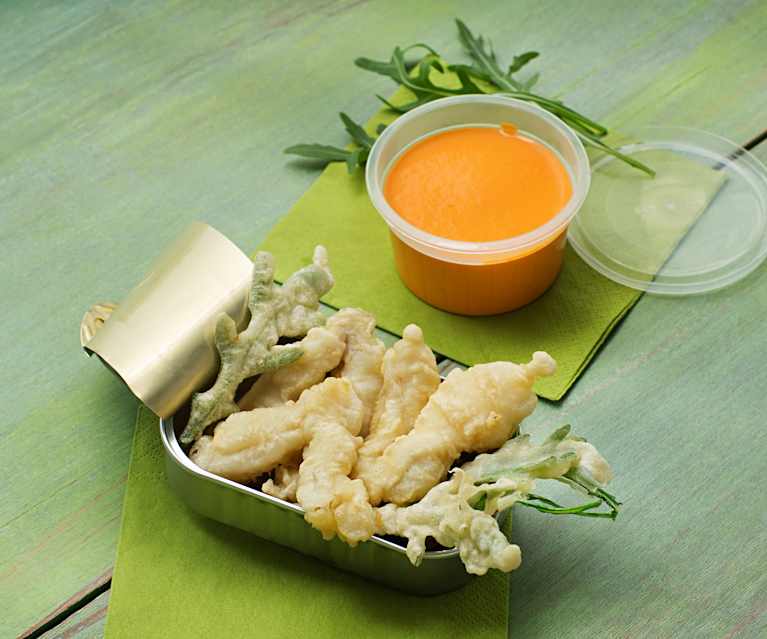 Cocochas y rúcula en tempura con salsa de piquillos Cocochas y rúcula en tempura con salsa de piquillos