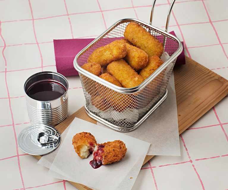 Croquetas de gorgonzola y nata con salsa de cereza Croquetas de gorgonzola y nata con salsa de cereza