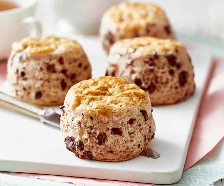 Scones mit getrockneten Kirschen und Schokostückchen Scones mit getrockneten Kirschen und Schokostückchen