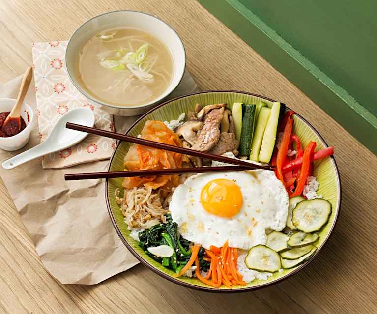 Bibimbap (plato completo coreano) Bibimbap (plato completo coreano)
