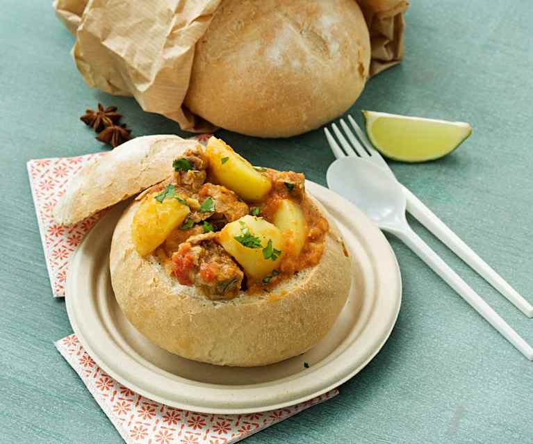 Bunny chow (pan relleno de curry de cordero) Bunny chow (pan relleno de curry de cordero)