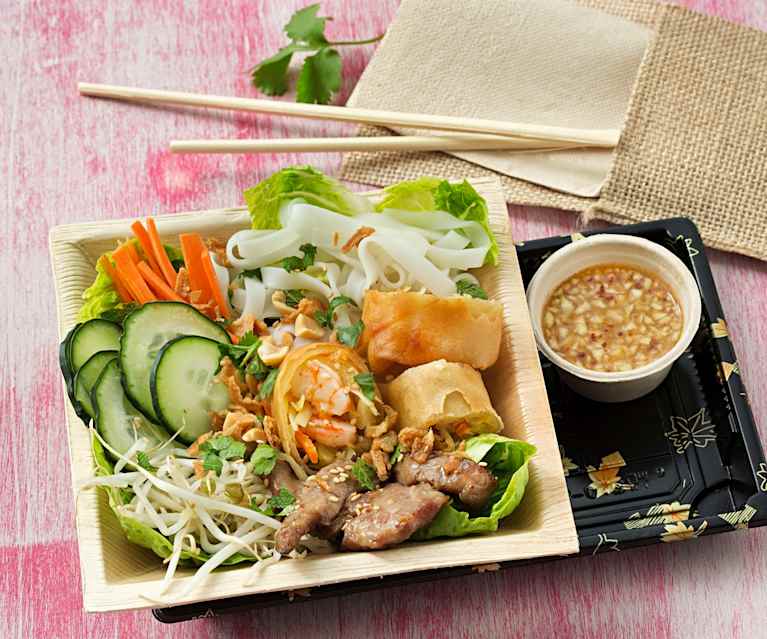 Ensalada vietnamita con rollitos de primavera Ensalada vietnamita con rollitos de primavera