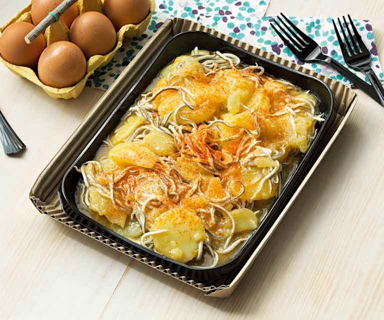 Huevos rotos con patatas y gulas Huevos rotos con patatas y gulas