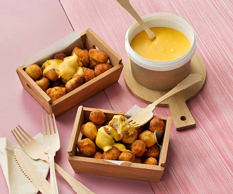 Ñoquis fritos con salsa de cheddar Ñoquis fritos con salsa de cheddar