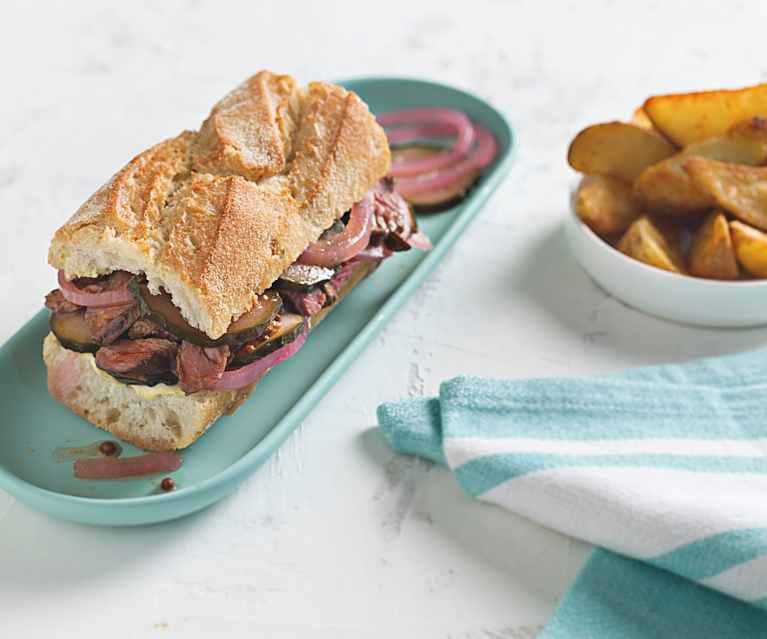 Bocadillo de entraña trenzada con verduras encurtidas Bocadillo de entraña trenzada con verduras encurtidas