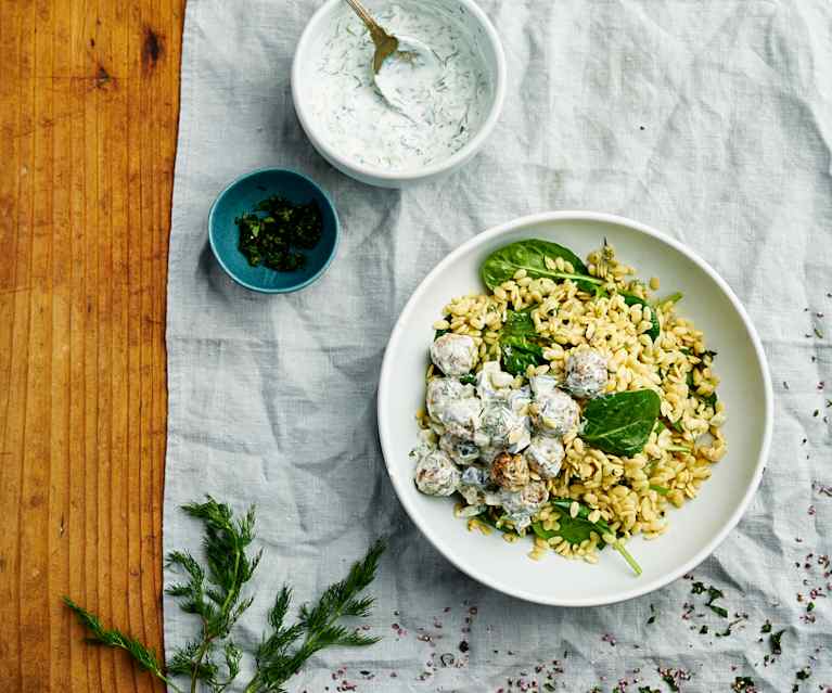 Almôndegas de frango com orzo e molho de iogurte Almôndegas de frango com orzo e molho de iogurte