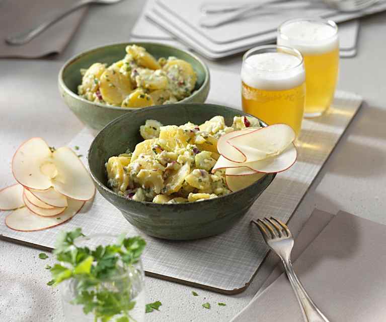 Cremiger Erdäpfelsalat mit Apfel und Stangensellerie Cremiger Erdäpfelsalat mit Apfel und Stangensellerie