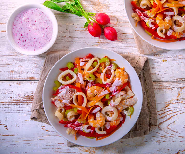 Insalata di mare con salsa allo yogurt e ravanelli Insalata di mare con salsa allo yogurt e ravanelli