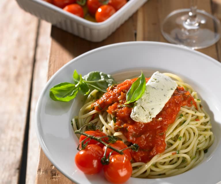 Knoblauch-Spaghetti mit Robiola, Basilikum-Tomaten-Sauce und ...