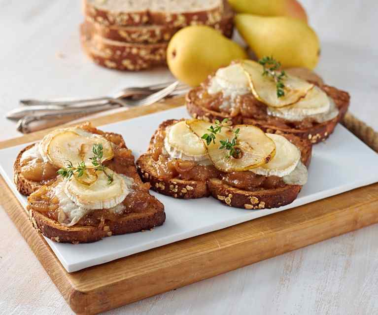 Tosta de chalota y pera caramelizada con queso de cabra Tosta de chalota y pera caramelizada con queso de cabra