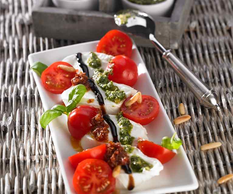 Büffelmozzarella mit Cherry-Tomaten und zwei Pesti Büffelmozzarella mit Cherry-Tomaten und zwei Pesti