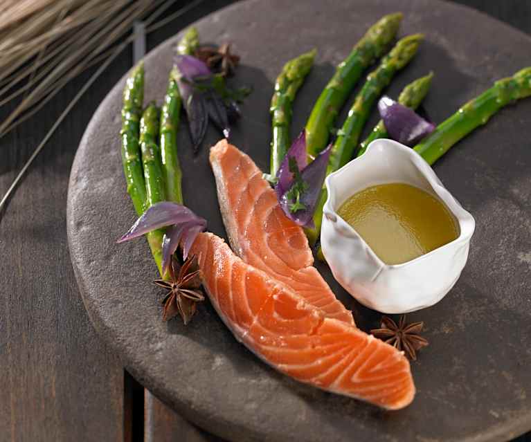 Warmer Spargelsalat mit gebeiztem Lachs und Sternanis Warmer Spargelsalat mit gebeiztem Lachs und Sternanis