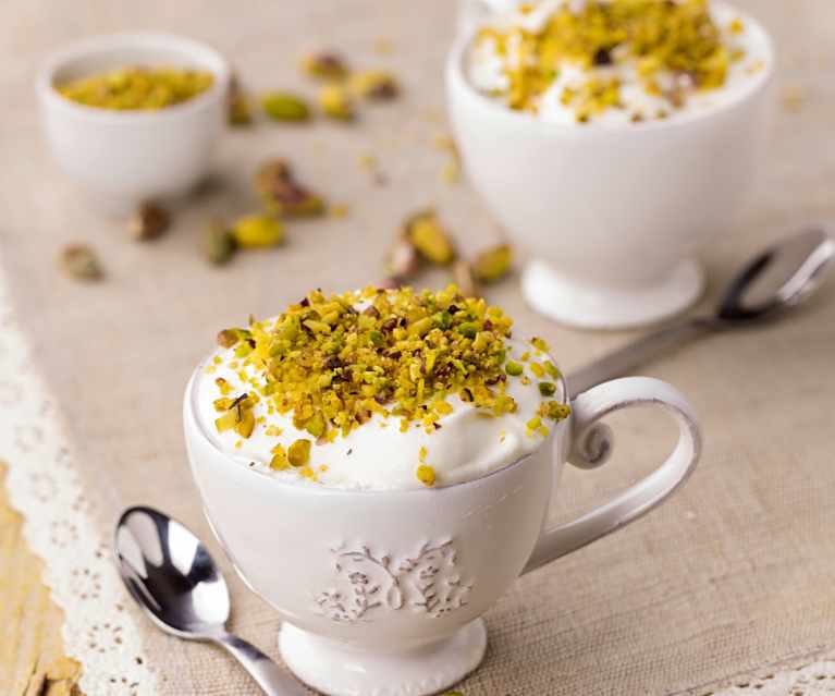 Mousse alla vaniglia con granella di pistacchi Mousse alla vaniglia con granella di pistacchi