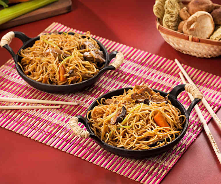 Fideos salteados con setas y verduras (Chow mein vegetariano) - China Fideos salteados con setas y verduras (Chow mein vegetariano) - China