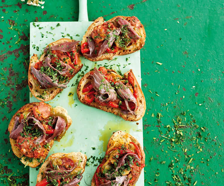 Bruschetta com pimentos, chouriço e anchovas Bruschetta com pimentos, chouriço e anchovas