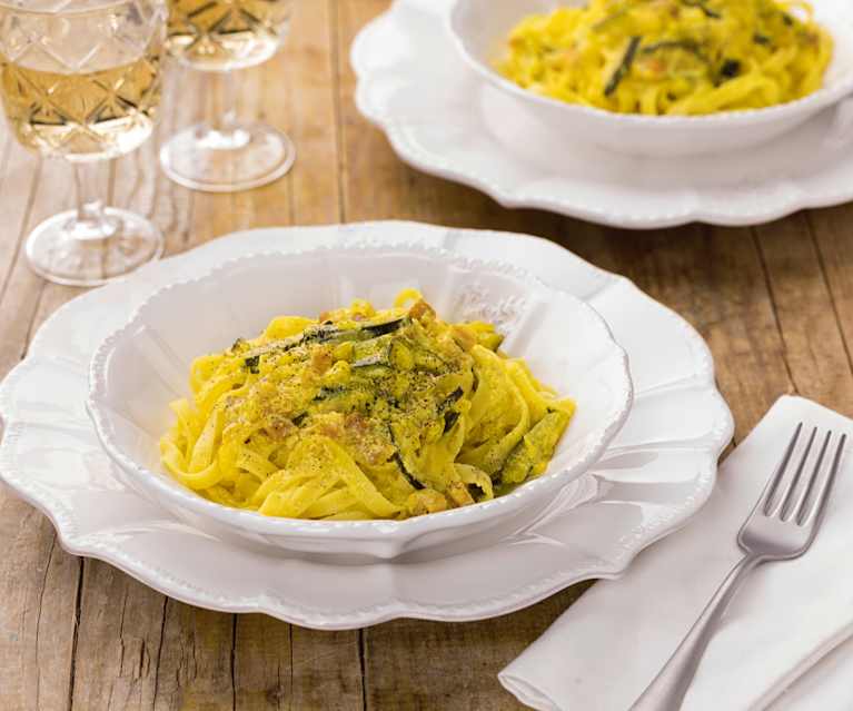 Tagliatelle con yogurt, zucchine e zafferano Tagliatelle con yogurt, zucchine e zafferano