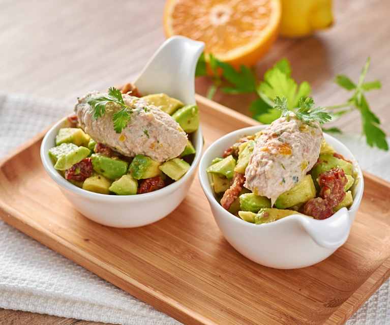 Tartar de aguacate y tomates secos con mousse de atún Tartar de aguacate y tomates secos con mousse de atún