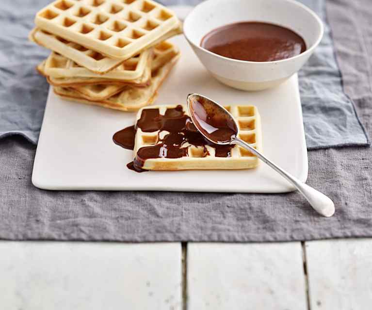Waffles com molho de chocolate Waffles com molho de chocolate