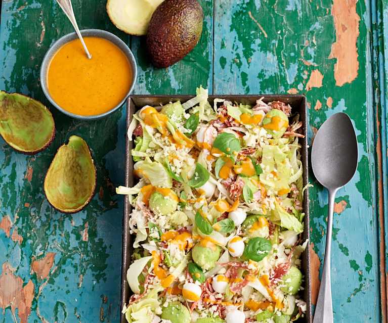 Salada de carnes frias com molho de tomate fresco Salada de carnes frias com molho de tomate fresco