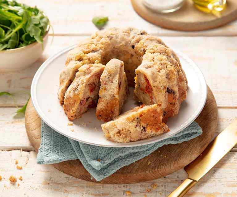 Knödelgugelhupf mit Schinken, Tomaten und Oliven Knödelgugelhupf mit Schinken, Tomaten und Oliven