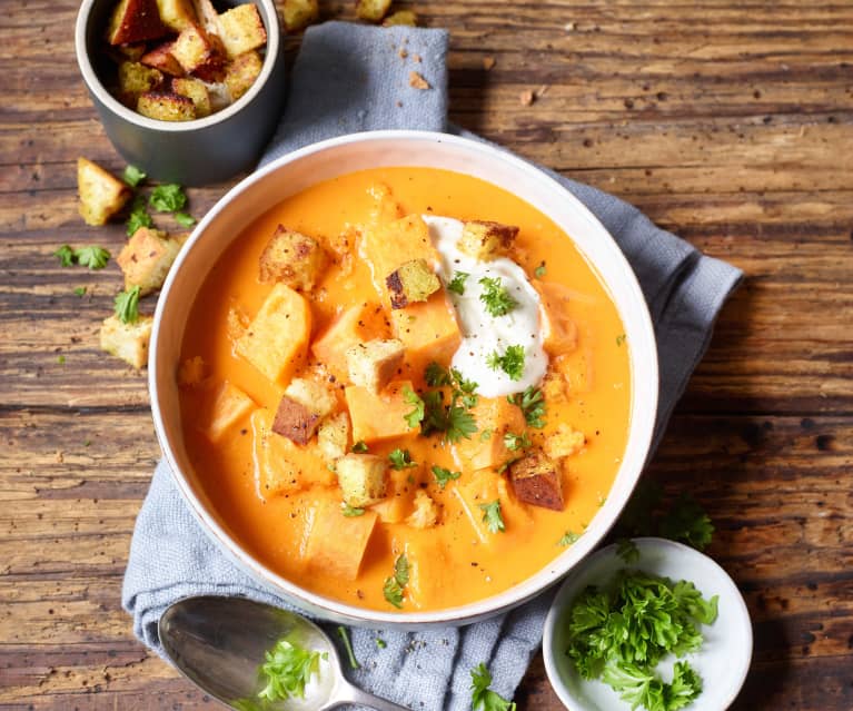 Süßkartoffel-Tomaten-Suppe mit Curry-Croûtons - Cookidoo® – das ...