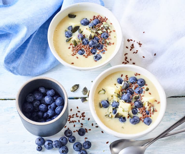 Ananas-Smoothie-Bowl mit Heidelbeeren Ananas-Smoothie-Bowl mit Heidelbeeren