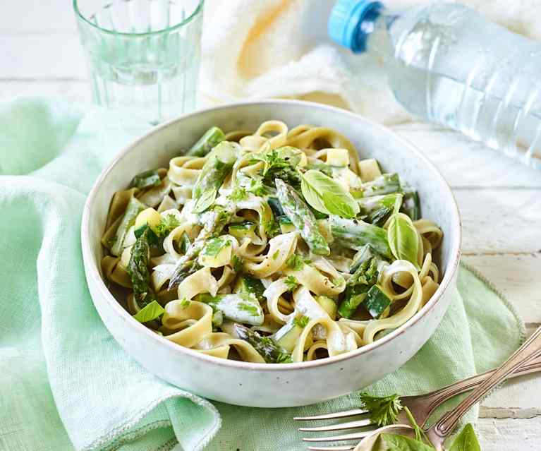 Pasta mit grünem Spargel und Zucchini Pasta mit grünem Spargel und Zucchini
