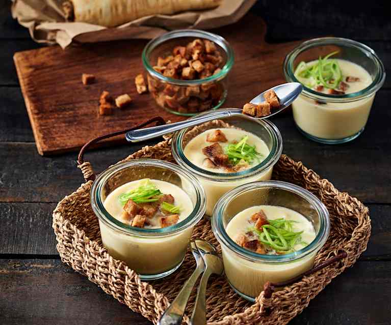 Pastinaken-Porreesuppe mit Walnusscroûtons Pastinaken-Porreesuppe mit Walnusscroûtons