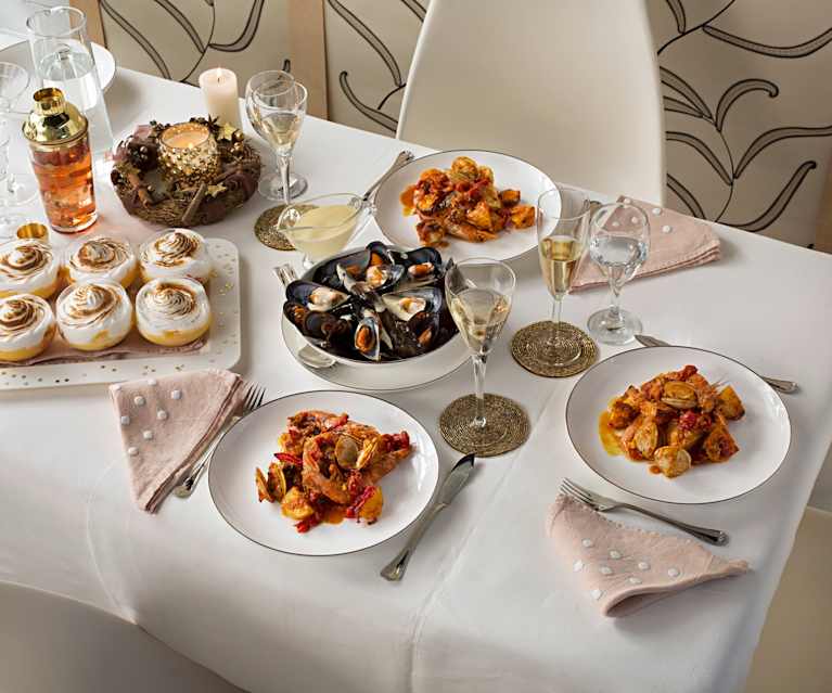 Menú Navidad 2: Mejillones con salsa maltesa. Caldereta de dorada y marisco al horno. Postre de merengue y cítricos Menú Navidad 2: Mejillones con salsa maltesa. Caldereta de dorada y marisco al horno. Postre de merengue y cítricos