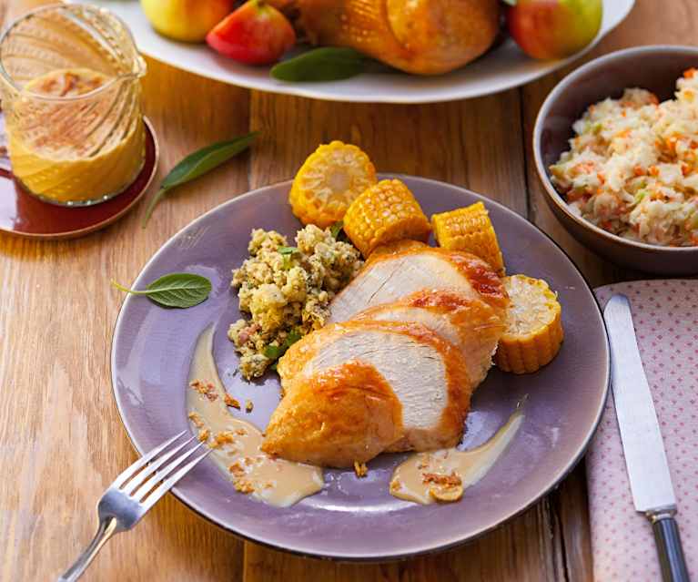 Truthahn mit Corn Bread Stuffing, Maiskolben und Coleslaw Truthahn mit Corn Bread Stuffing, Maiskolben und Coleslaw