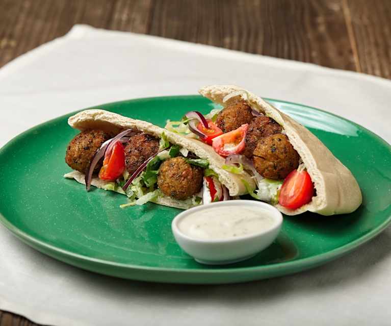 Pita de falafel com molho de iogurte Pita de falafel com molho de iogurte