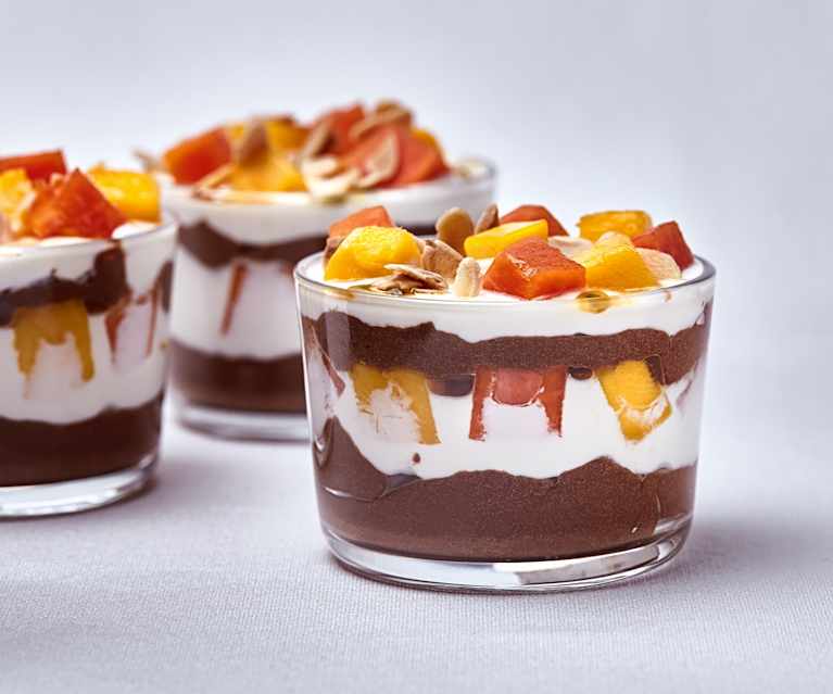 Trifle de chocolate com mascarpone e frutos tropicais Trifle de chocolate com mascarpone e frutos tropicais