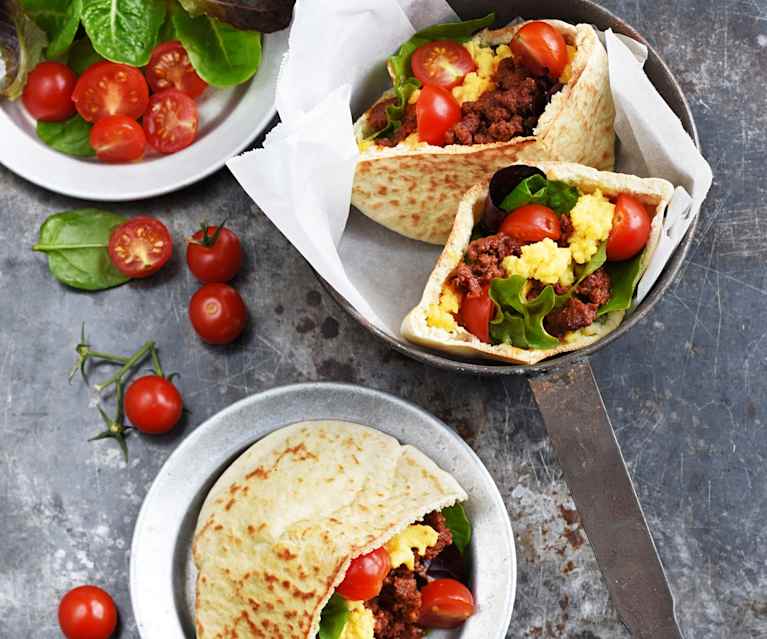 Œufs brouillés aux merguez, tomates et pita grillés Œufs brouillés aux merguez, tomates et pita grillés
