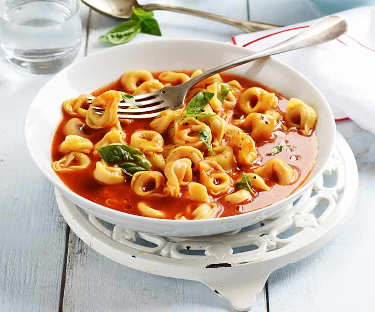 Tortellini au bouillon, tomate et basilic Tortellini au bouillon, tomate et basilic