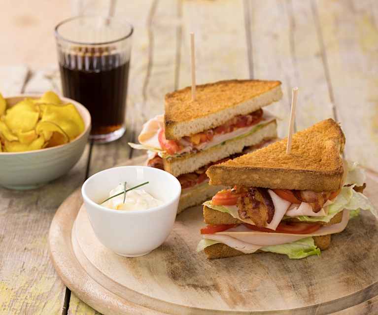 Club Sandwich, chips di patate e maionese alle erbe Club Sandwich, chips di patate e maionese alle erbe