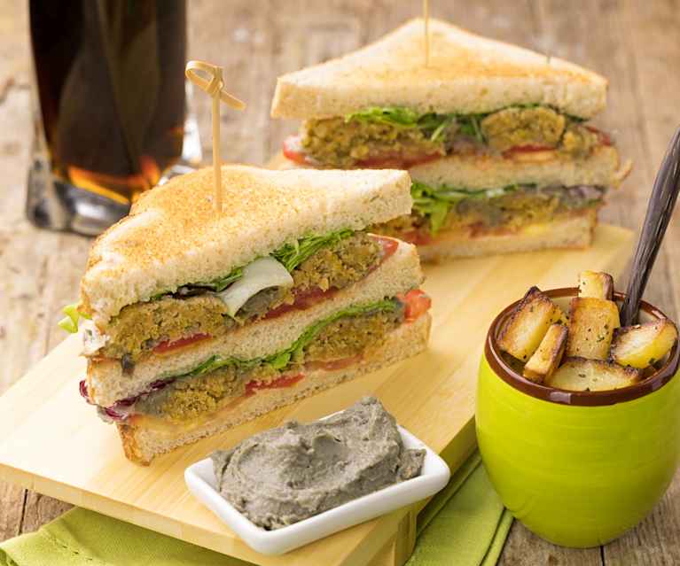 Club Sandwich falafel, pomodorini, babaganoush con patate Club Sandwich falafel, pomodorini, babaganoush con patate