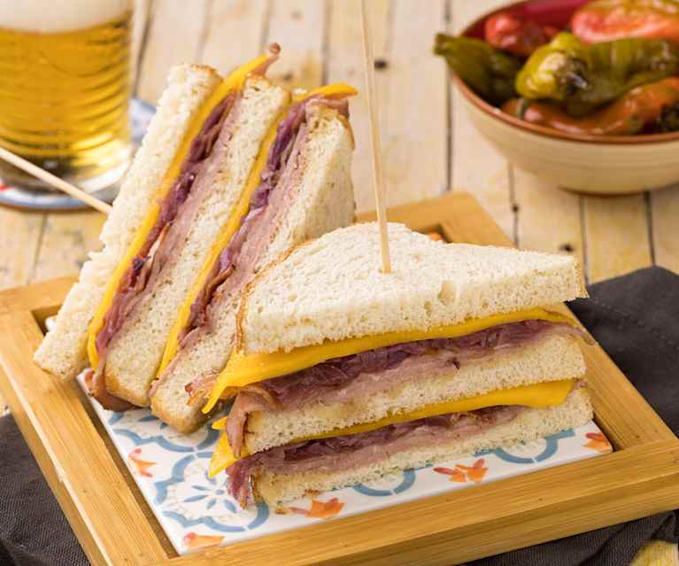 Club Sandwich manzo e cipolle con jalapeno in agrodolce Club Sandwich manzo e cipolle con jalapeno in agrodolce