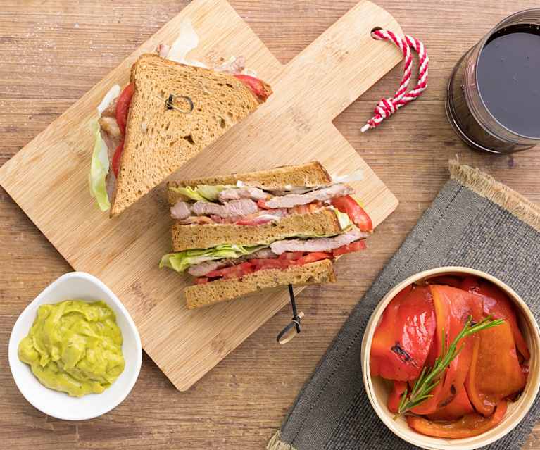 Club Sandwich agnello e pomodori con peperoni e guacamole Club Sandwich agnello e pomodori con peperoni e guacamole