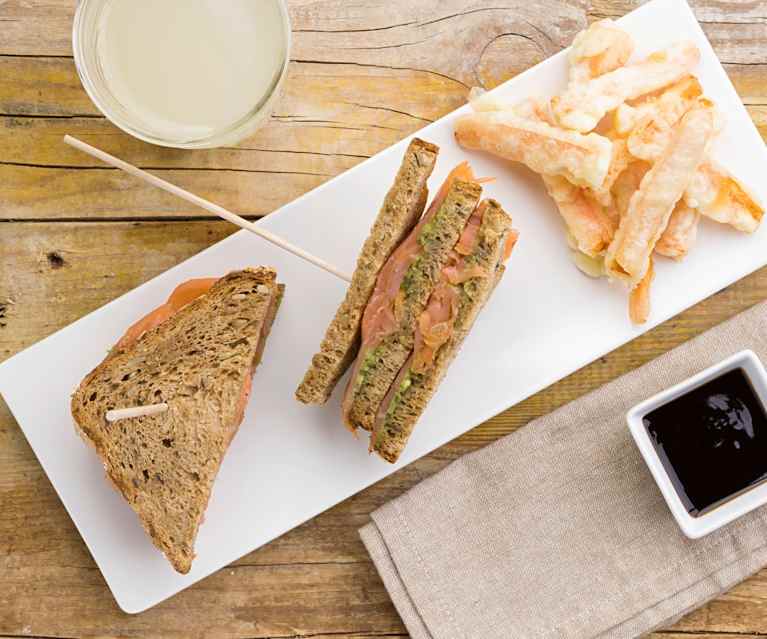Club Sandwich salmone, avocado con carotine e salsa teriyaki Club Sandwich salmone, avocado con carotine e salsa teriyaki