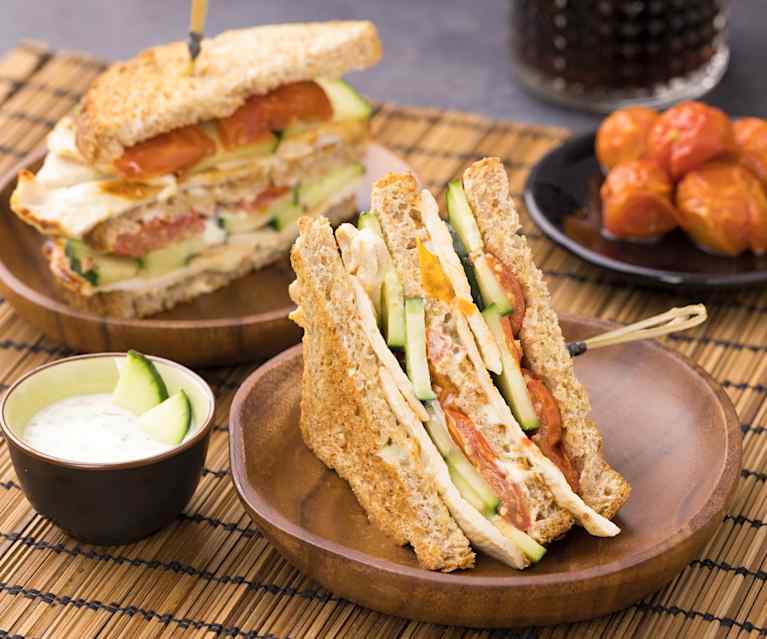 Club Sandwich pollo, cetrioli con pomodorini confit e salsa Tzatziki Club Sandwich pollo, cetrioli con pomodorini confit e salsa Tzatziki