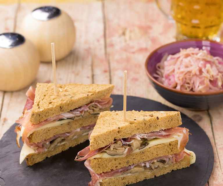 Club Sandwich al pane nero e speck con cavolo stufato Club Sandwich al pane nero e speck con cavolo stufato