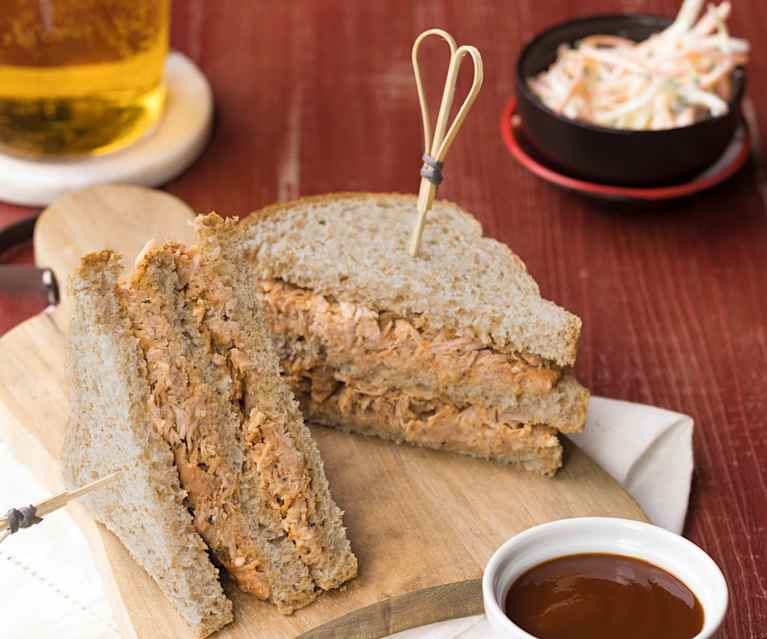 Club Sandwich con maiale, coleslaw e salsa barbecue Club Sandwich con maiale, coleslaw e salsa barbecue