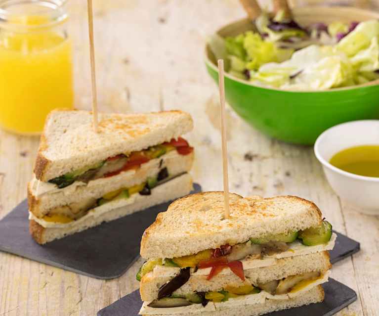 Club Sandwich con verdure grigliate e insalata (vegan) Club Sandwich con verdure grigliate e insalata (vegan)