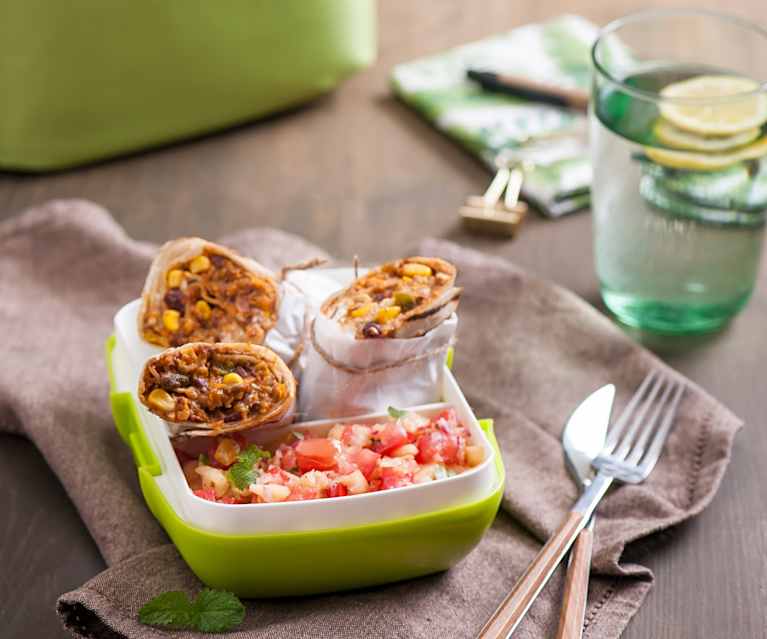 Wegańskie burrito i salsa pomidorowa z ananasem Wegańskie burrito i salsa pomidorowa z ananasem